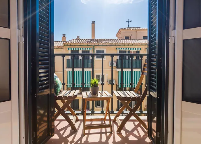 Malaga Centro Ii: Central And Bright Apartment With Balconies